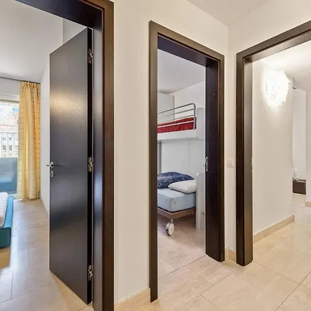 Luxurious With Views דירה